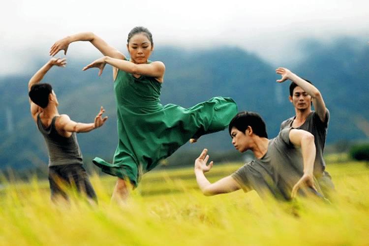 他们在稻田上跳舞，看完大家都哭了，这才是中国最好的舞蹈